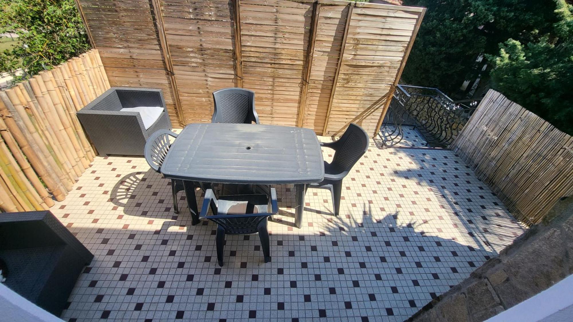 Bel Appartement Vinassan Luaran gambar